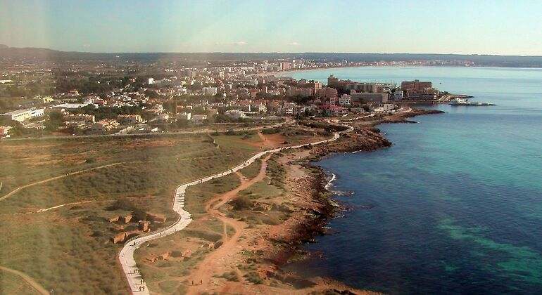 Camino cerca de la playa, al fondo se puede ver la ciudad