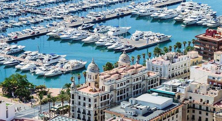 El puerto de Alicante con muchos barcos