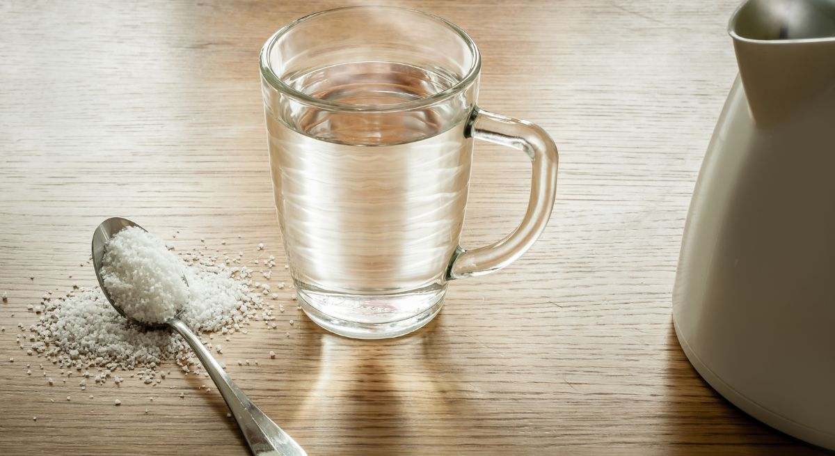 Por qué hay que poner tres cucharadas de sal gruesa en un vaso grande con agua y para qué sirve