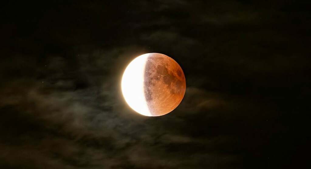 Cuándo es el eclipse que cubrirá la superluna llena de septiembre en España: fecha y cómo verlo