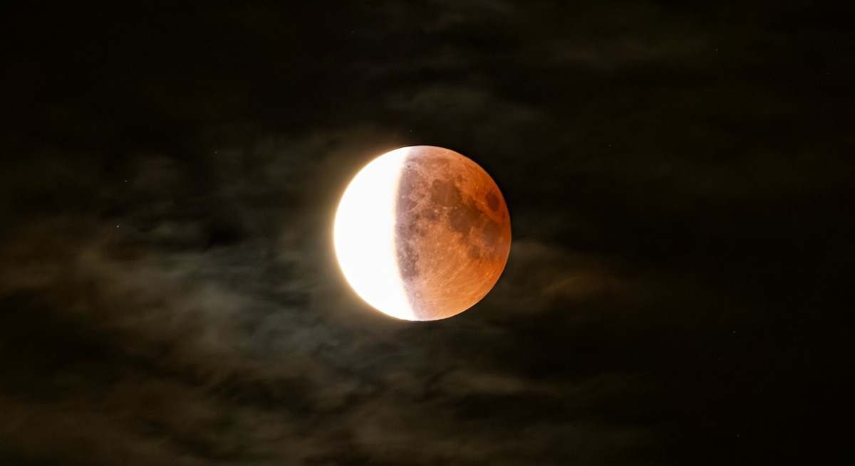 Cuándo es el eclipse que cubrirá la superluna llena de septiembre en España: fecha y cómo verlo