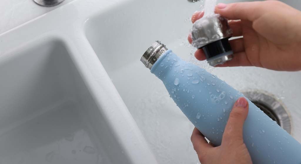 El remedio casero para eliminar el mal olor de las botellas al beber con solo dos ingredientes