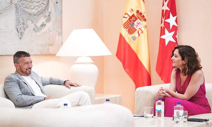 banderas-ayuso-reunion-1200.jpg