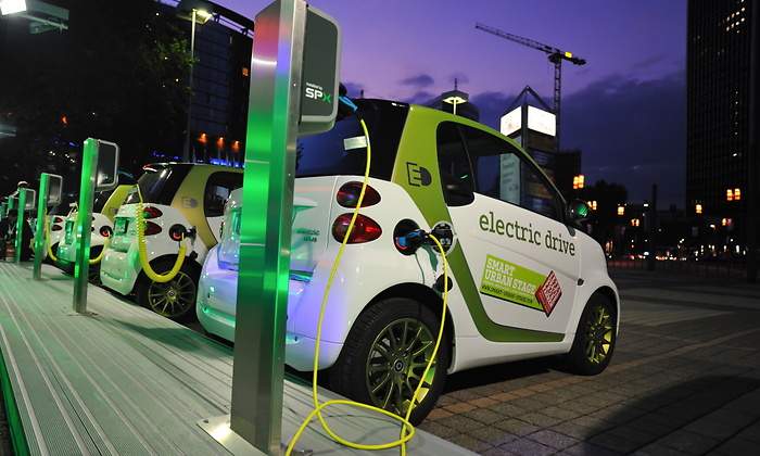 estacion-recarga-coches-electricos-frankfurt-dreamstime-1200x655.jpg