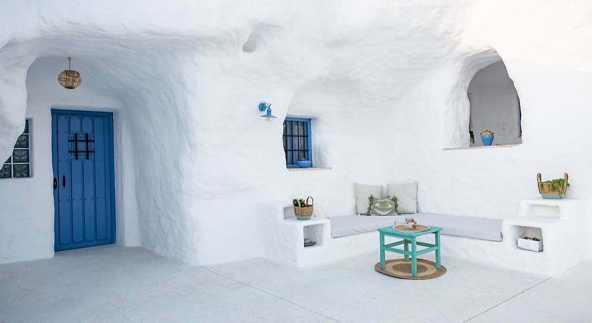 Parece Santorini pero es la joya oculta de Andalucía: el pequeño pueblo de Granada con casas cuevas que es ideal para una escapada