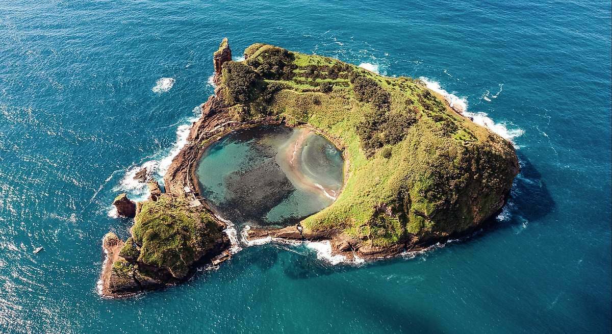 La increíble isla europea que alberga un paraíso con forma de círculo perfecto y que está a tres horas desde Madrid