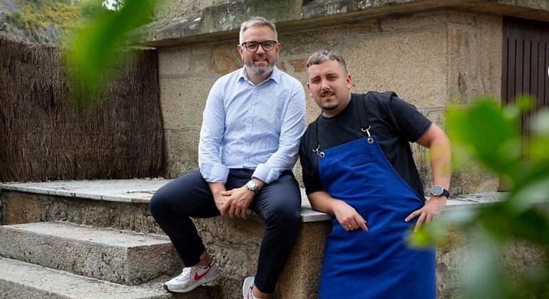 De izquierda a derecha, Manuel y Óscar Vidal, director de sala y chef ejecutivo de Asador O´Pazo.