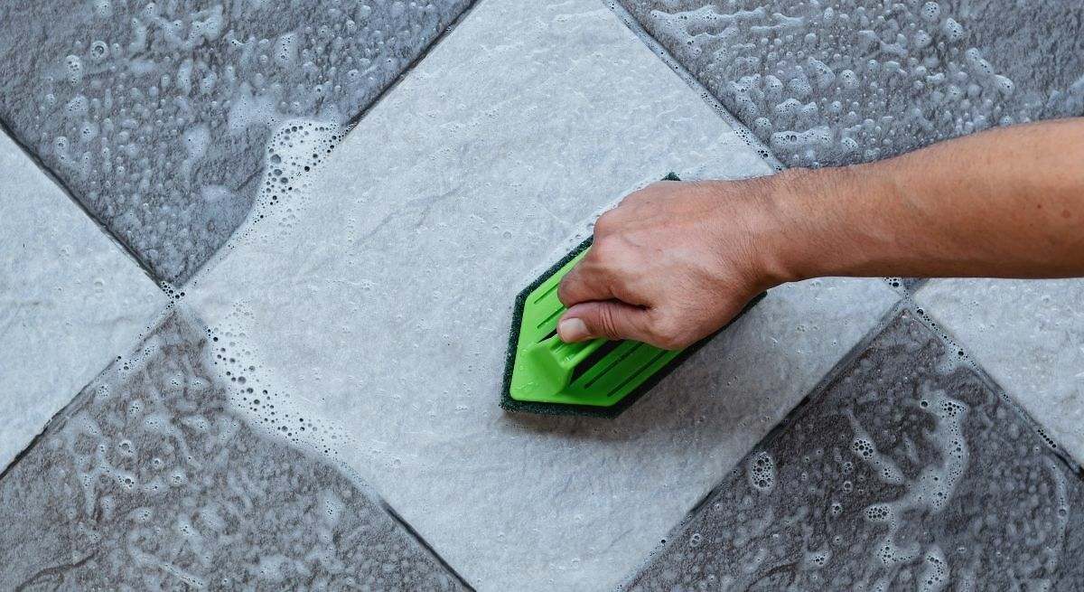 Adiós al limpia suelos tradicional: la mejor mezcla para eliminar la suciedad de las superficies del hogar, según expertos