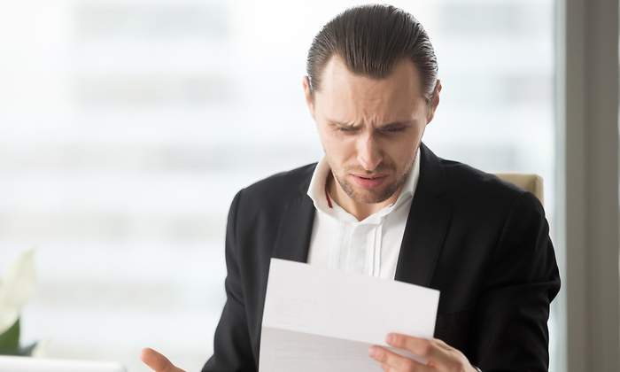 hombre-lee-carta-sorpresa-dreamstime.jpg