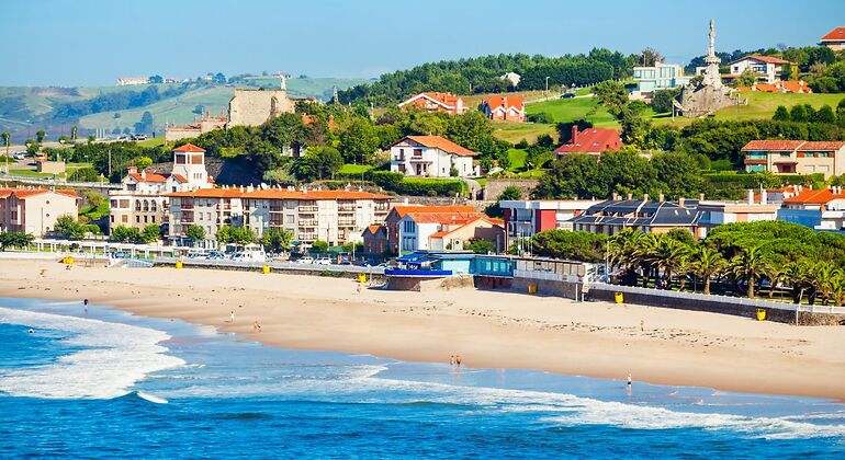 El pueblo de tonos rojizos y calles empedradas y su extensa zona de playa