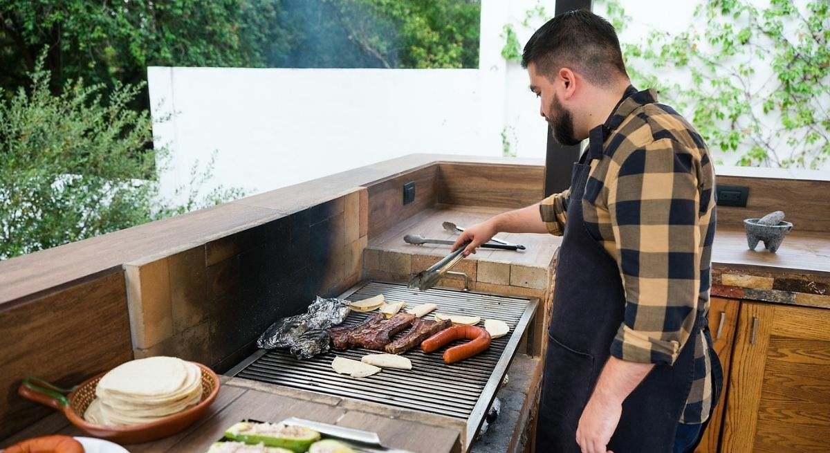 Lo que dice la Ley en España sobre hacer una barbacoa o tomar el sol en la terraza: estas son las multas