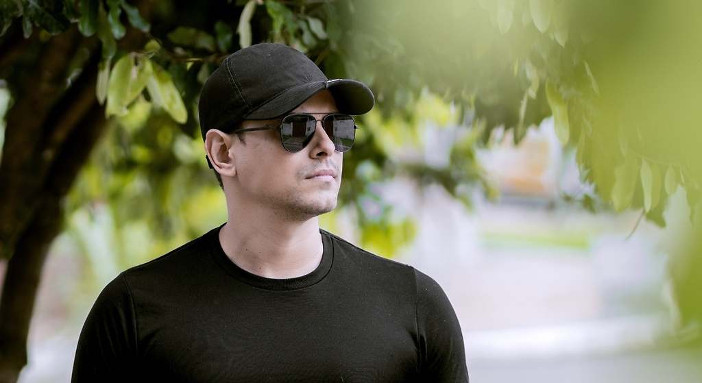 Gorra, gafas de sol y linterna.