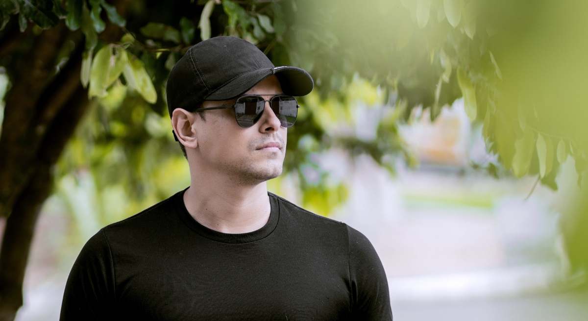 Gorra, gafas de sol y linterna.
