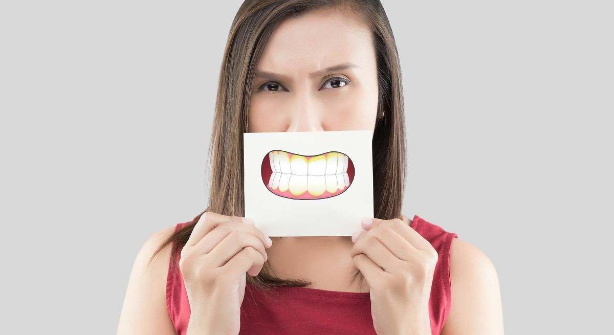 La mezcla de ingredientes que ayuda a eliminar el sarro de los dientes de una forma rápida y que todos tenemos en casa