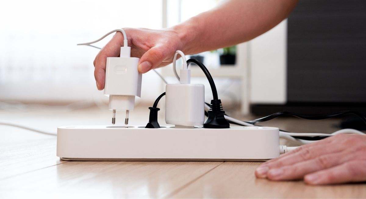 Adiós a las regletas: el sencillo truco que tienes que poner en práctica para cambiar un enchufe de sitio sin electricistas ni obras