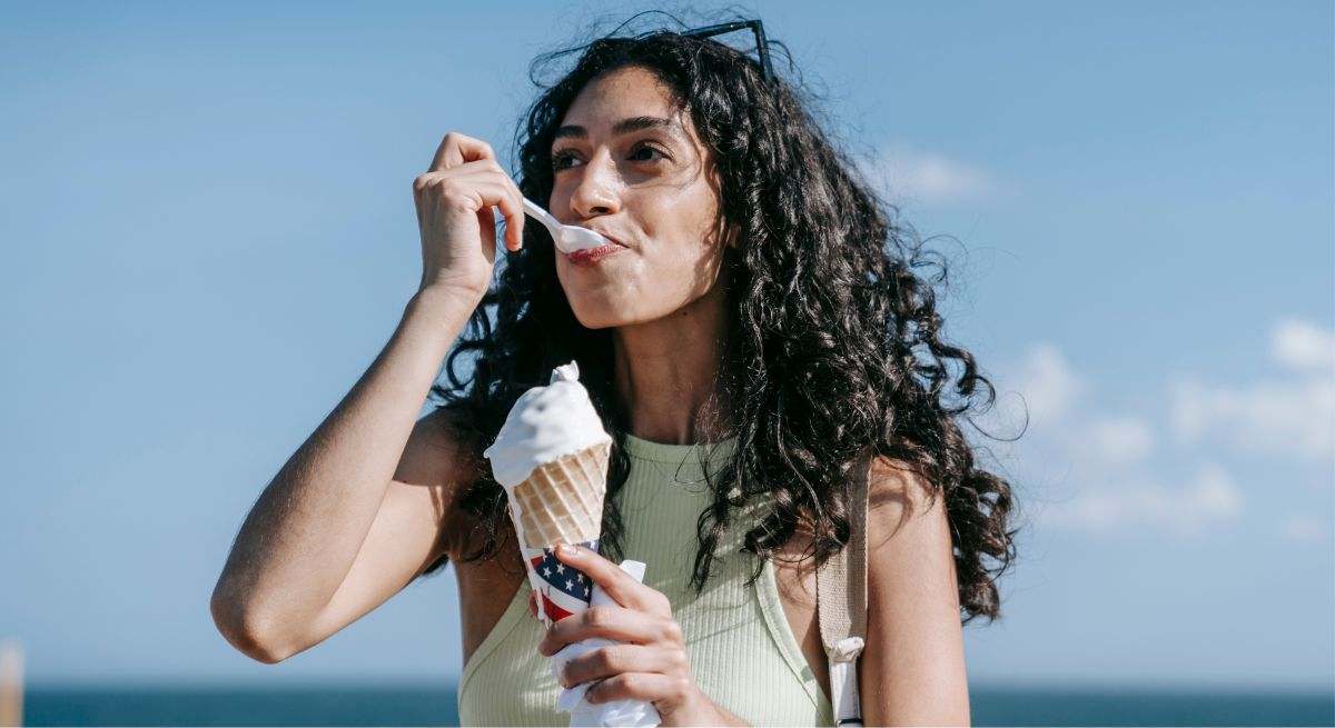 Si tu cerebro se congela mientras comes un helado, es por este motivo en concreto: el aviso de un experto