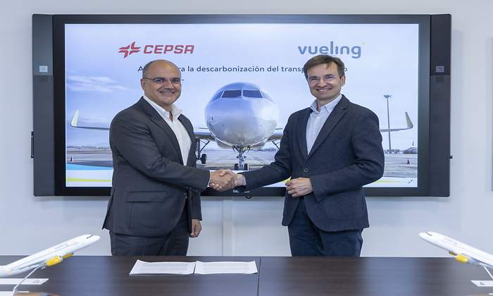 Cepsa-y-Vueling-se-alian-para-acelerar-la-descarbonizacion-del-transporte-aereo.jpg