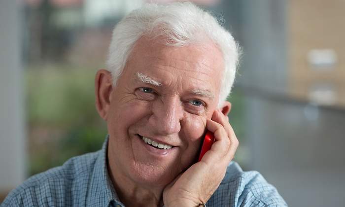 jubilado-llama-telefono-dreamstime.jpg