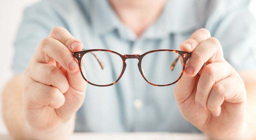 El truco casero para eliminar todos los rayones de las gafas con solo dos ingredientes de cocina