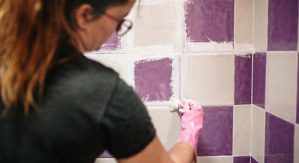 Pintar los azulejos del baño o la cocina