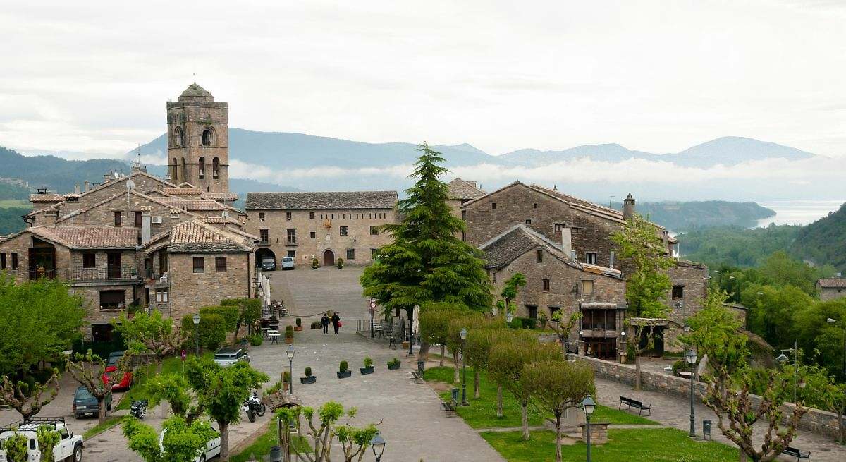El pueblo más bonito del mundo está en Huesca rodeado de murallas medievales y un impresionante entorno natural