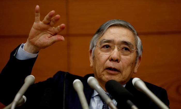 kuroda-mano-microfonos.jpg