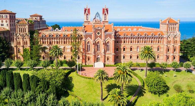Impresionante universidad de paredes de color tierra y techos naranjas con zonas verdes en las que hay palmeras y setos