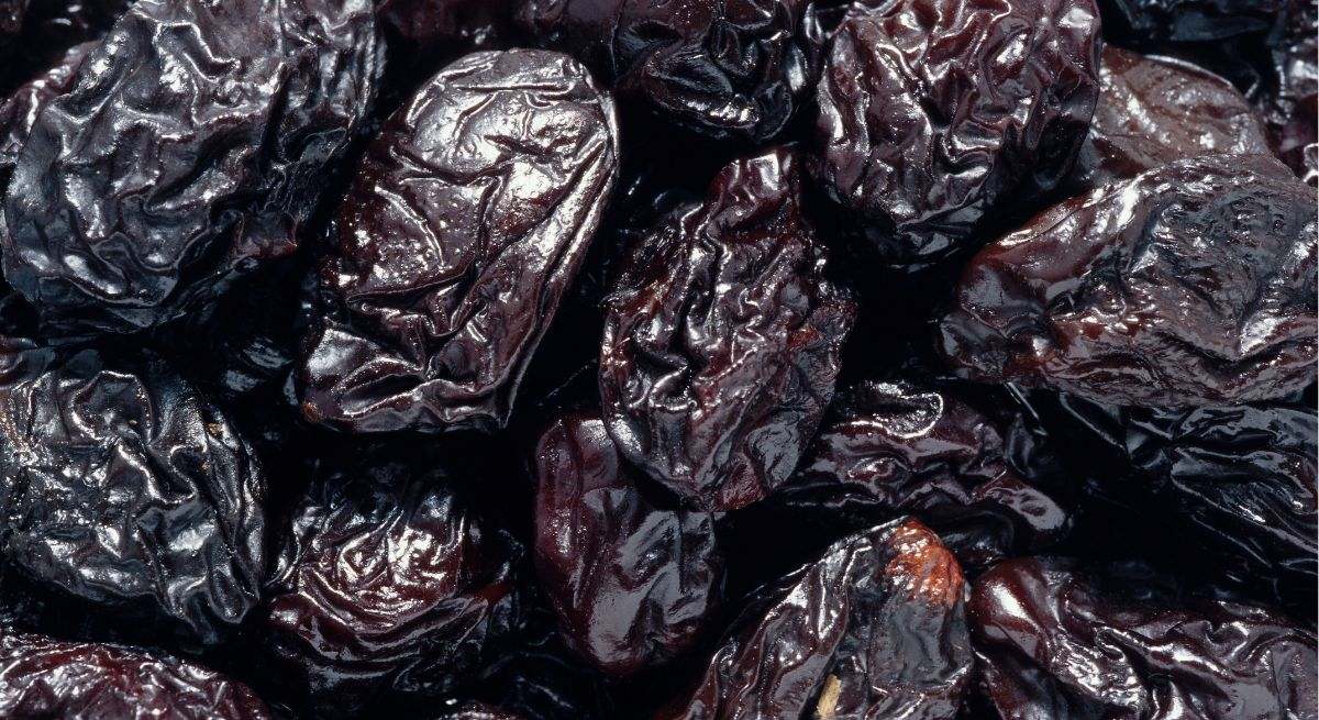 Cuáles son las enfermedades que ayudan a combatir las ciruelas pasas