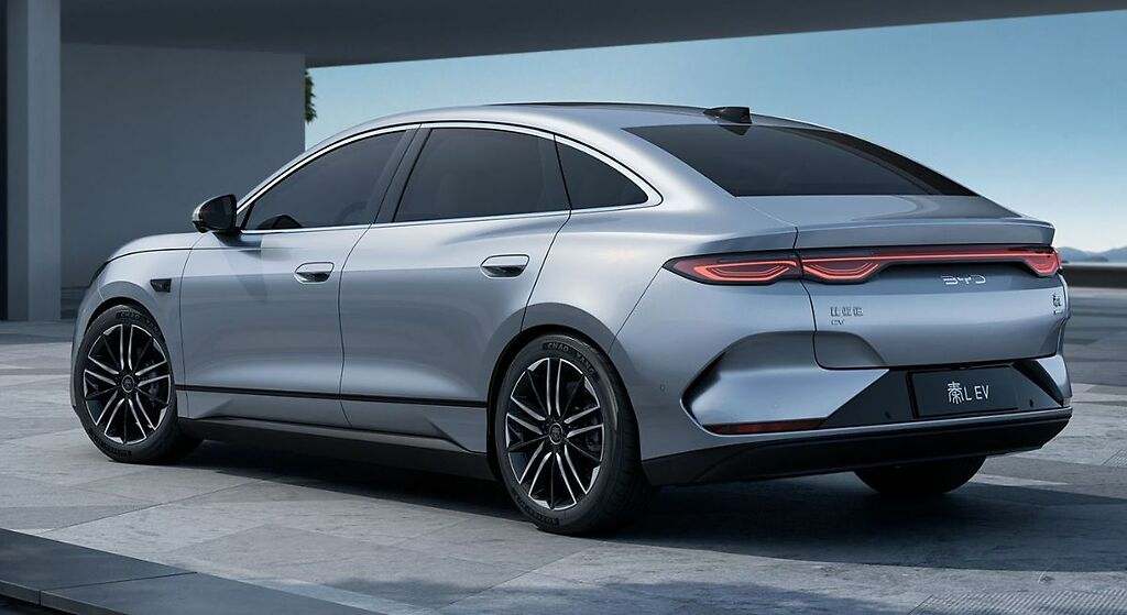 BYD amenaza al Tesla Model 3 con el lanzamiento de un nuevo rival que llega con 545 km de autonomía a un precio de 15.200 euros