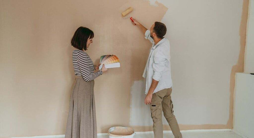 Las 10 reformas más baratas para hacer en tu casa el fin de semana: desde colocar papel pintado a restaurar muebles antiguos