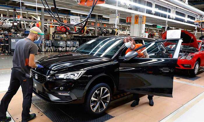 EuropaPress_3008074_dos_trabajadores_linea_produccion_seat_leon_fabrica_martorell_barcelona_web.jpg