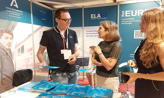 consejera-visitando-stand.jpg