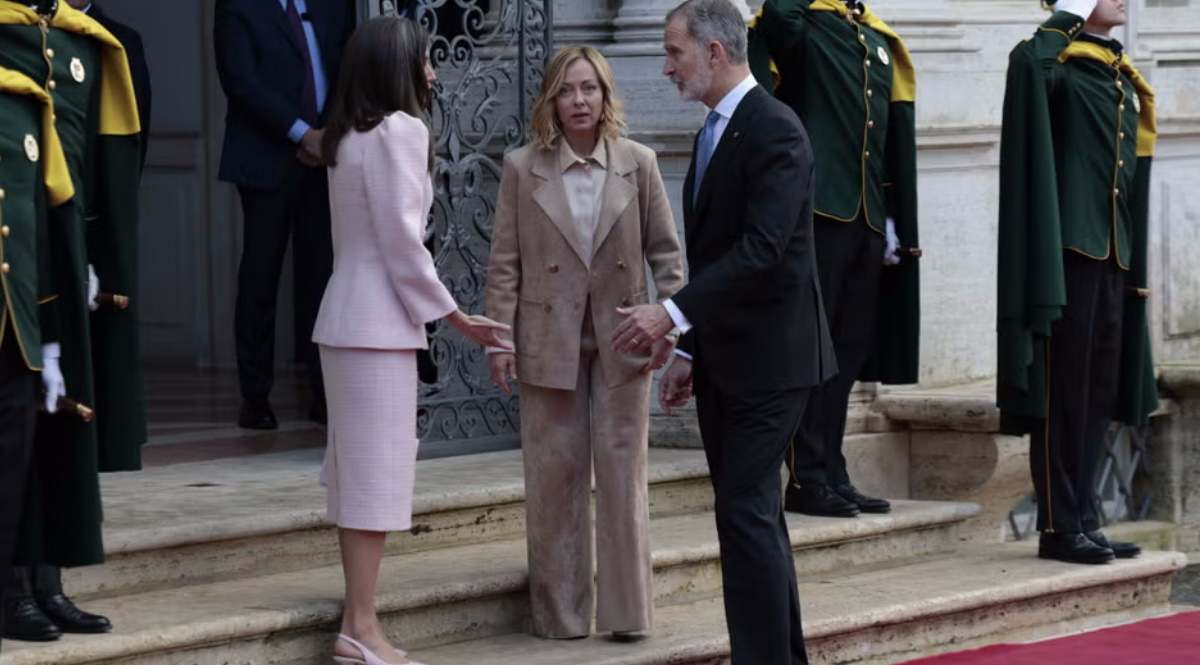 El incómodo momento de los reyes Felipe y Letizia en su foto con Meloni que se hace viral en redes