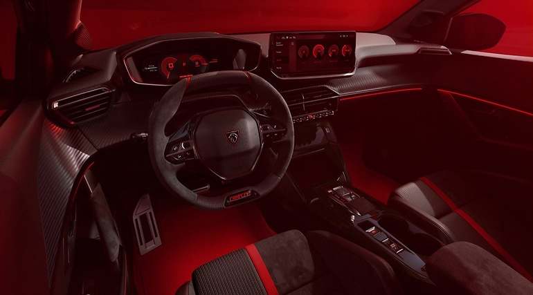 Moqueta y cinturones en color rojo, rememorando la decoración interior de aquél 205 GTI