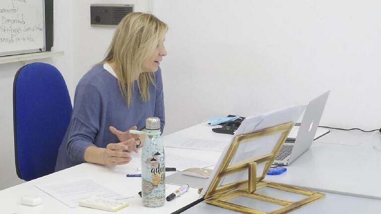 Carmen Segura dando clases online