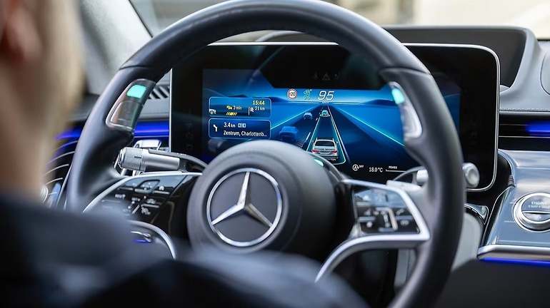 En autopista y hasta 95 km/h, Mercedes ya propone un sistema de desatención a la conducción