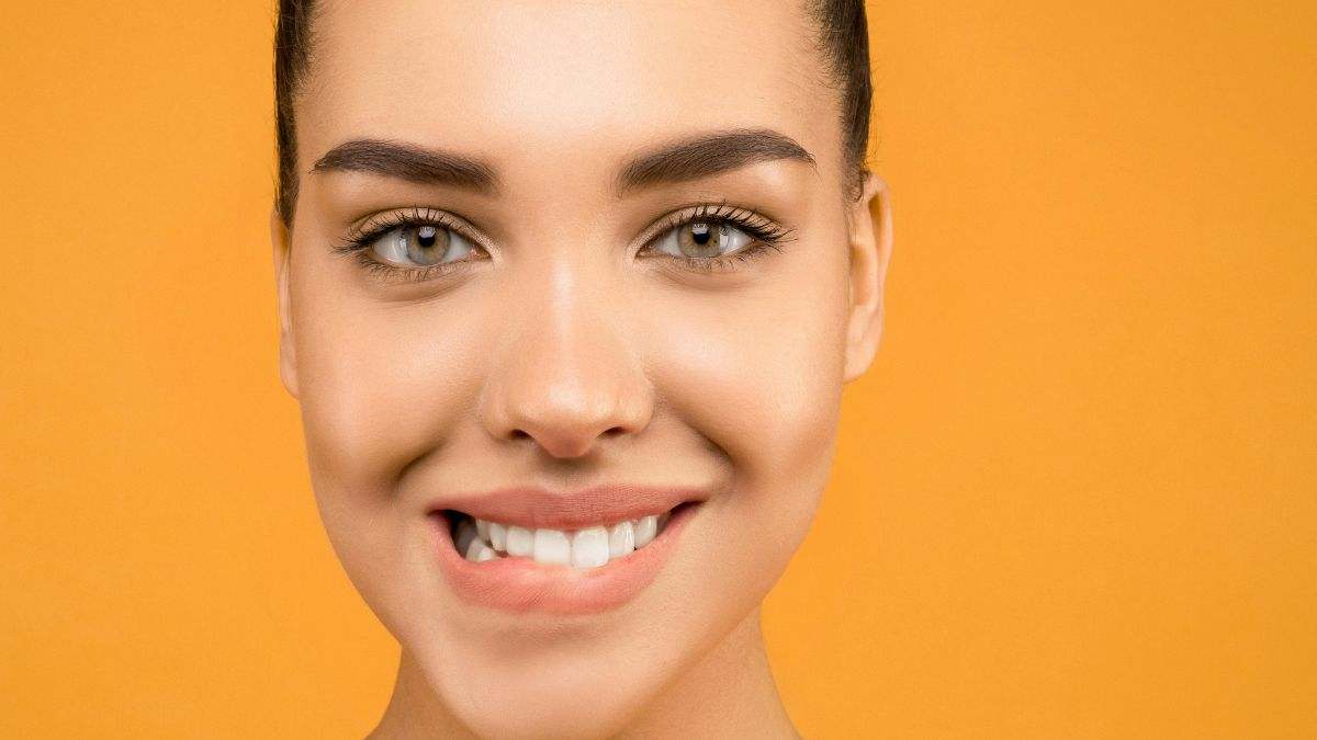 Los remedios caseros que blanquean tus dientes a la perfección, según los dentistas