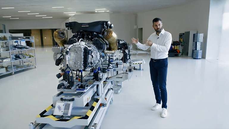 Rimac presentando la motorización de su próxima creación en Bugatti-Rimac, el Tourbillon