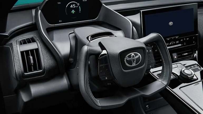 El Toyota bZ4x se ofrece en algunos mercados con dirección by-wire, con uno volante peculiar, que han venido a llamar forma de yugo.