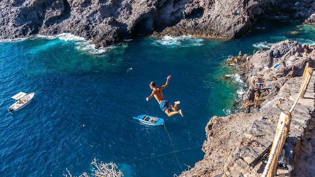 Con aguas azul turquesa