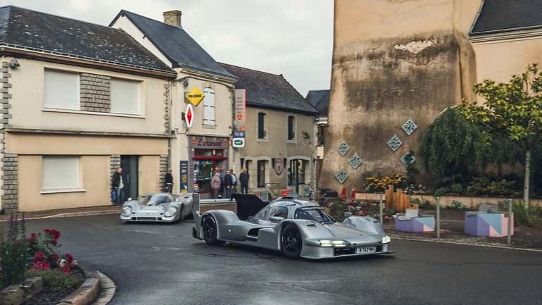 Circulando por las calles de Le Mans, dos piezas únicas salidas del circuito, el 963 RSP híbrido y el 917