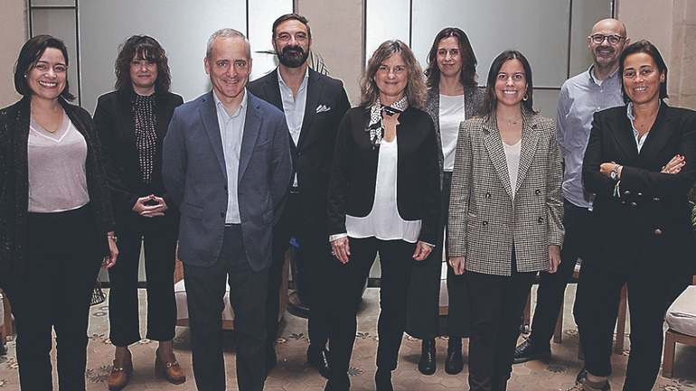 Un grupo de personas posando para una foto