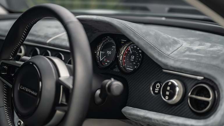 La instrumentación o el volante presentan detalles que pretenden ir en consonancia con un precio que se acercará a las seis cifras
