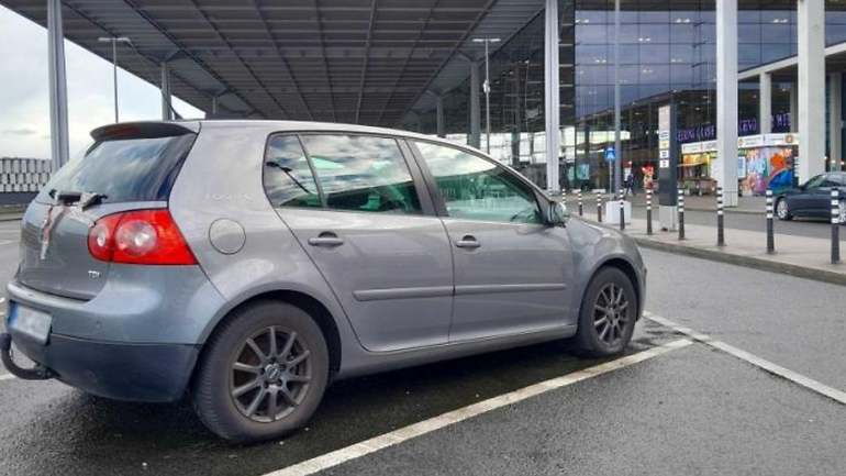 Golf abandonado en la zona exprés del aeropuerto