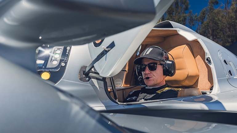 Penske invitó a su piloto Patrik Long (entre 2026 y 2018, con el Porsche RS Spyder) a conducir el coche que lleva sus iniciales