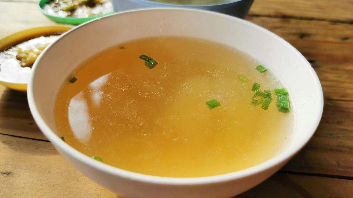 Caldo de apio y cebolla