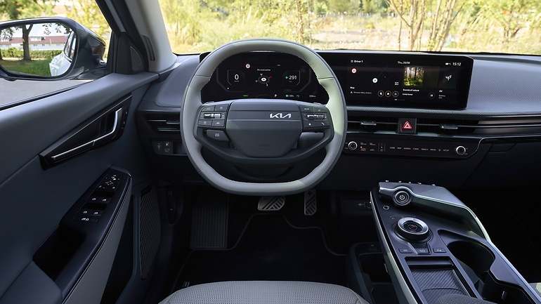 El interior del renovado EV6 se distingue por una pantalla curvada hacia el conductor