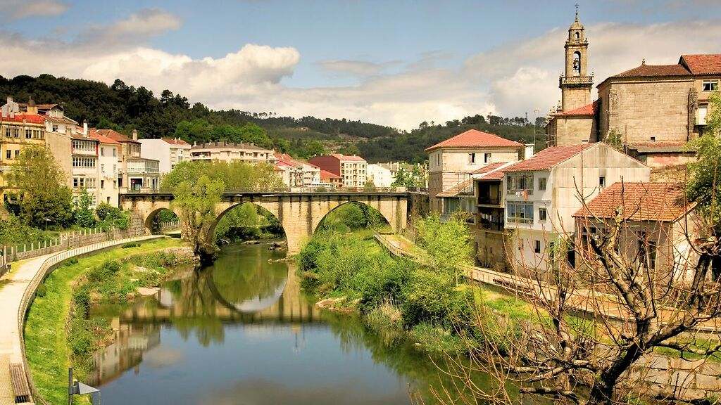 El pueblo medieval de Galicia que parece sacado de un cuento de Navidad y que es la cuna del vino Ribeiro: perfecto para una escapada