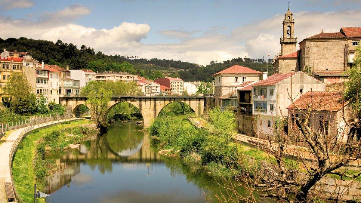 El pueblo medieval de Galicia que parece sacado de un cuento de Navidad y que es la cuna del vino Ribeiro: perfecto para una escapada