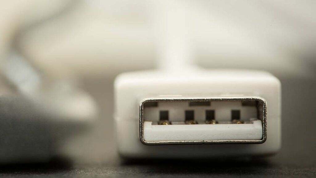 Puerto USB color blanco